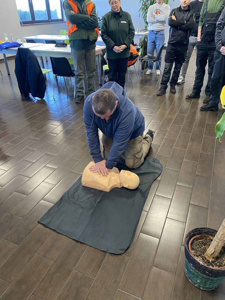 Újraélesztési gyakorlat CPR babán munkahelyi elsősegély tanfolyamon